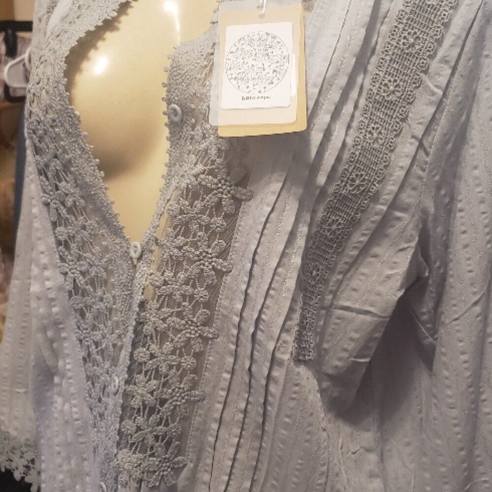 Bohemia Gray Lace Blouse in Size L NWT - Picture 4 of 7